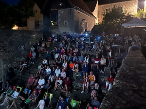 "El cine permite reflexionar sobre el mundo": en Saint-Cirq-Lapopie, el