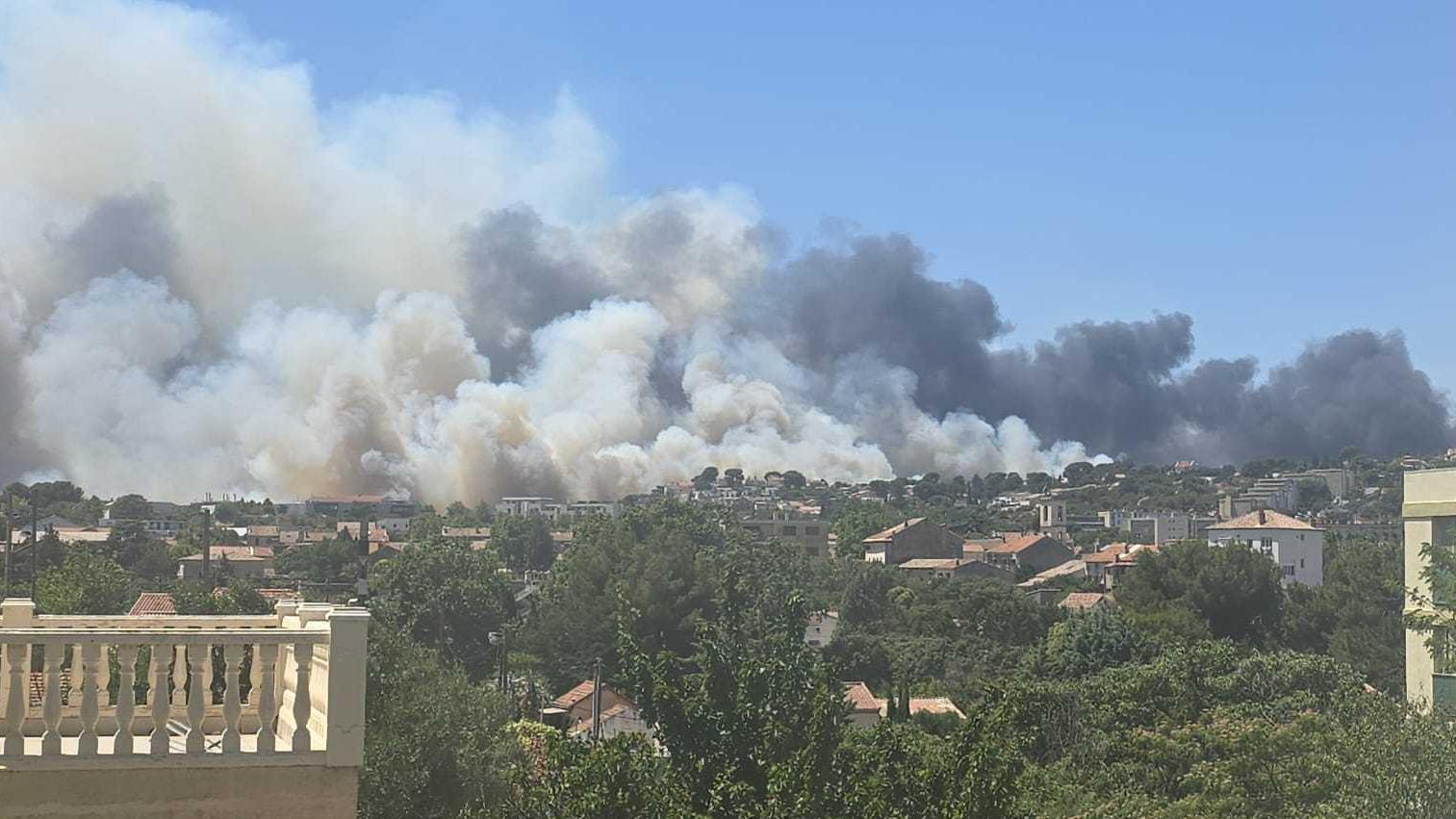 El incendio en Marsella ha sido "controlado" tras recorrer 750