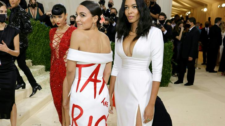 El vestido "Tax the Rich" de Alexandria Ocasio-Cortez le costará