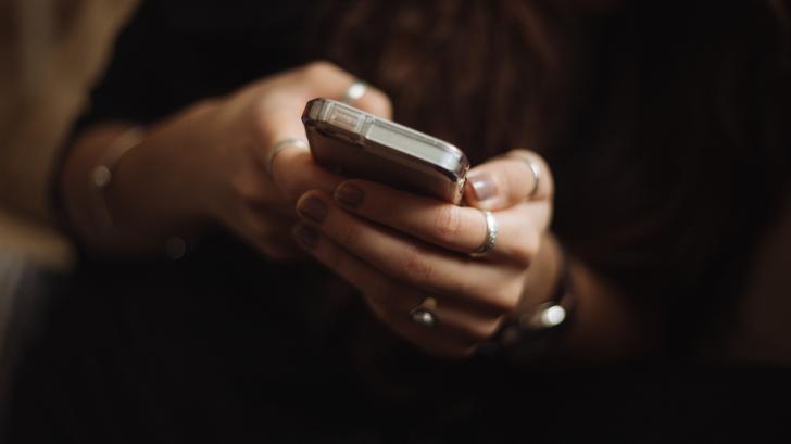 En España, un adolescente compartió fotos generadas por IA de