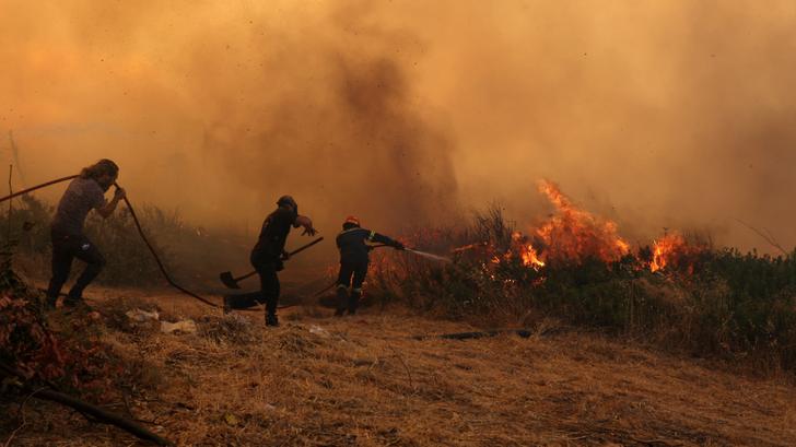 En Grecia, los bomberos luchan desde hace dos días contra
