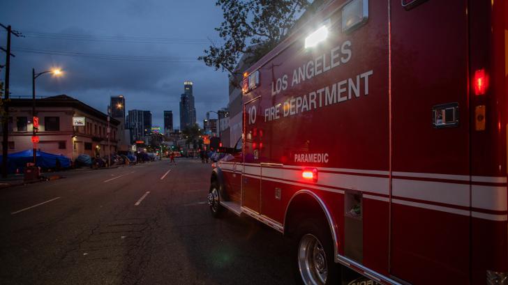 En Los Ángeles, un conductor se dispara contra la multitud