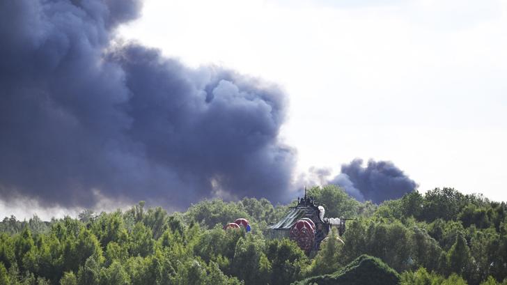 En Tomorrowland, un enorme incendio destruye el escenario principal, pero