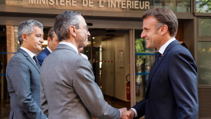 En medio del aumento de tensiones, Emmanuel Macron pospone un