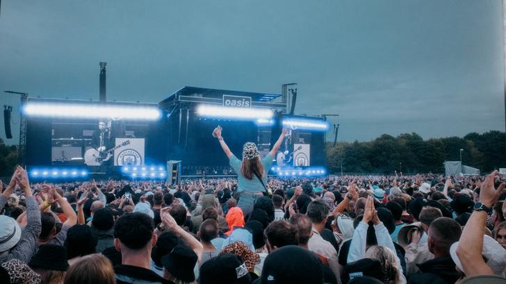 En plena gira de Oasis, Paul Gallagher, hermano de Liam