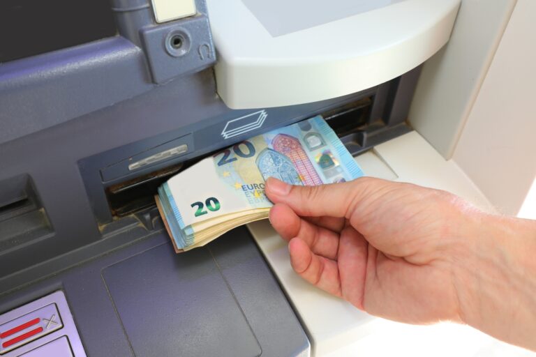 En seis años, Francia ha perdido 10,000 cajeros automáticos. Y,