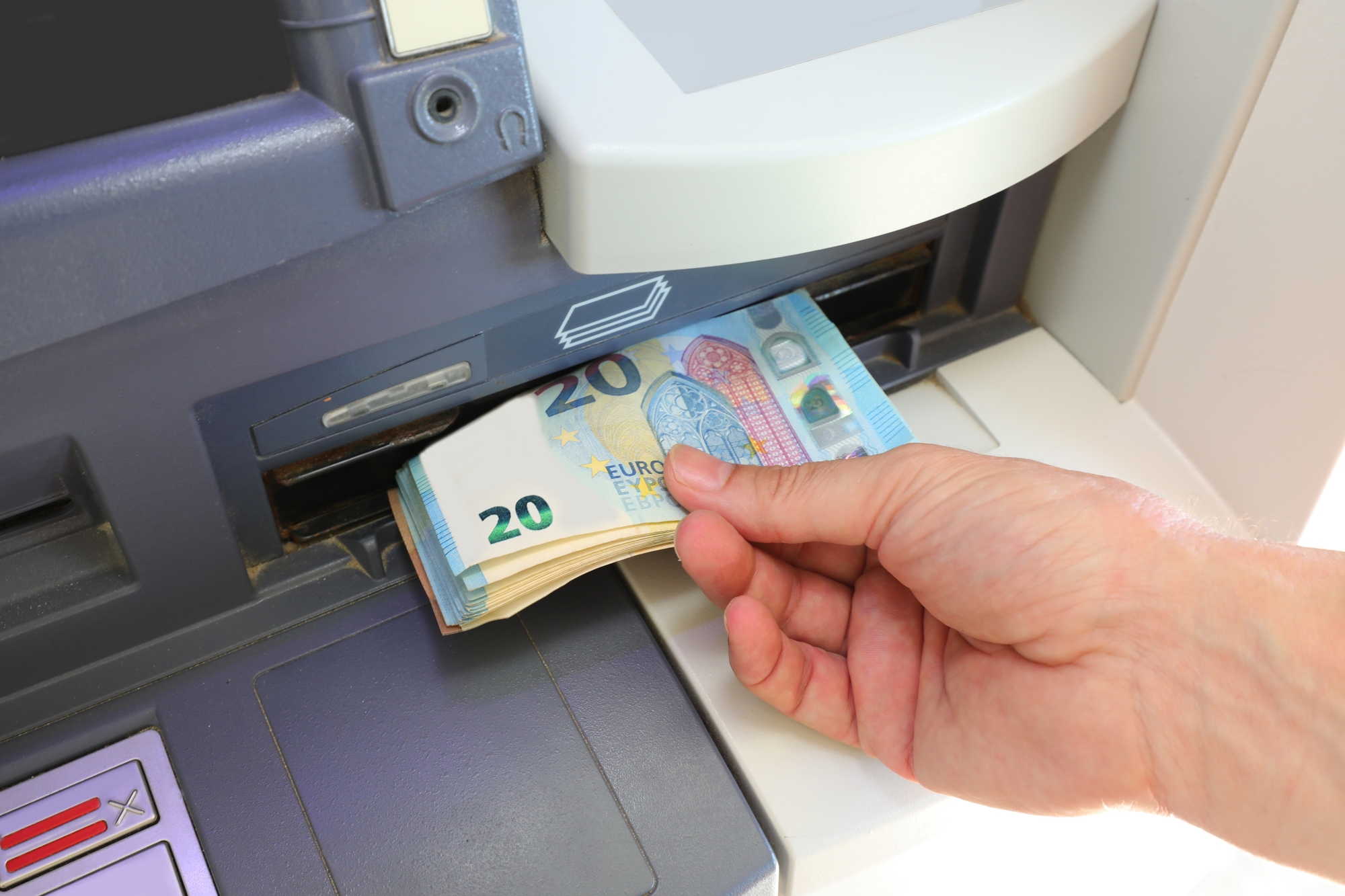En seis años, Francia ha perdido 10,000 cajeros automáticos. Y,