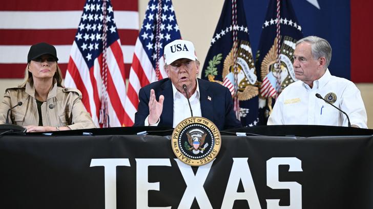 En visita a Texas tras las inundaciones, Donald Trump ignora