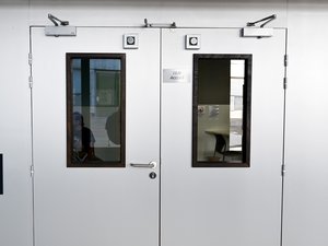 Entra en la sala de exámenes con una cadena al