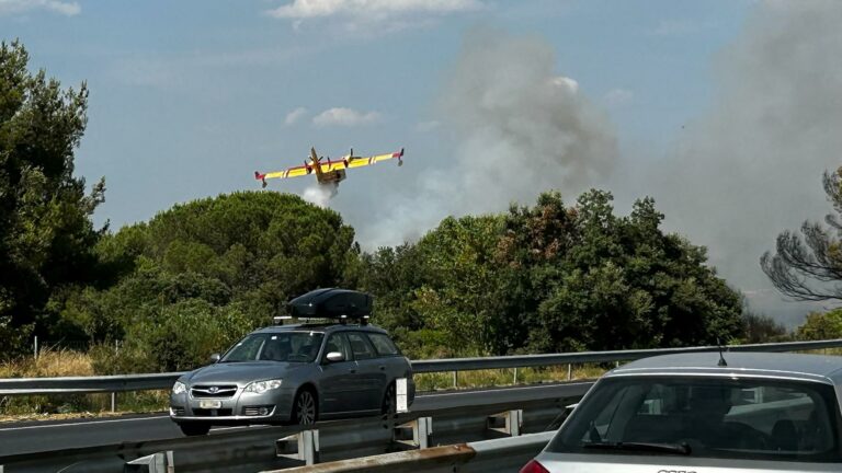 Espectadores del incendio cerca de Narbona, estos habitantes de Aude