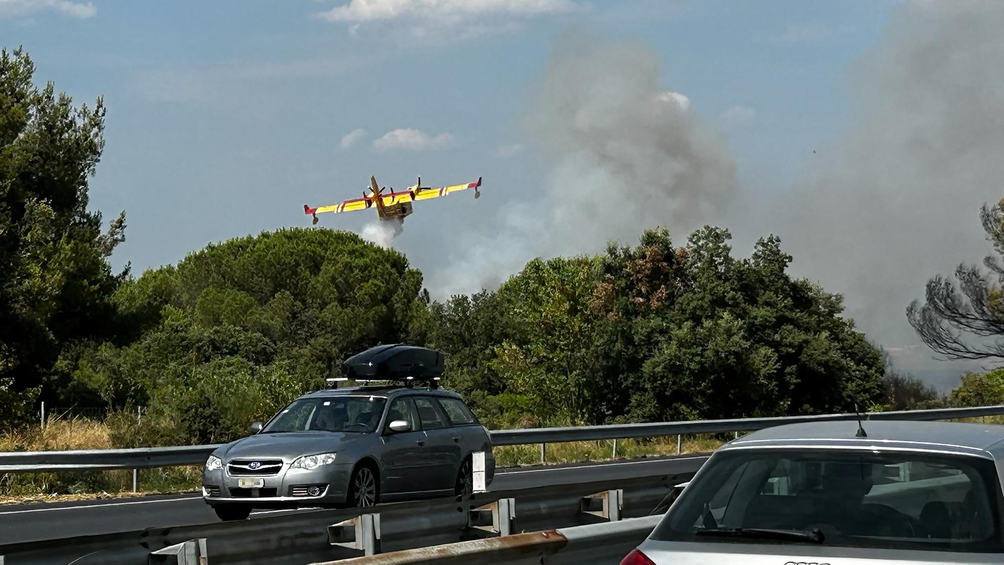 Espectadores del incendio cerca de Narbona, estos habitantes de Aude