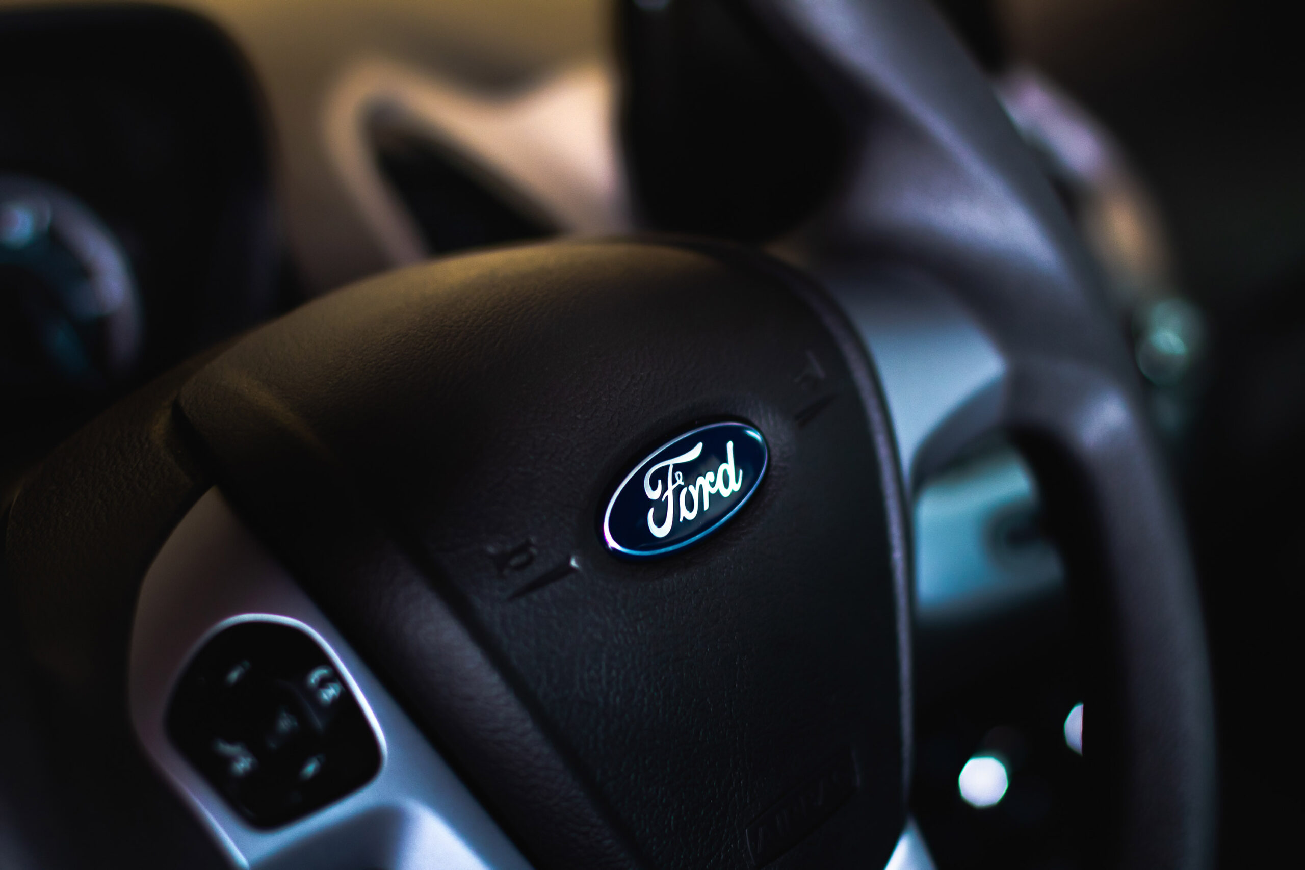 Ford le da la espalda a Tesla.