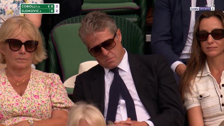 Hugh Grant se duerme en Wimbledon, y no ha pasado