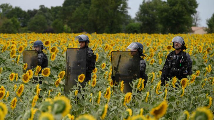 Incidentes tras un día de calma entre gendarmes y militantes.