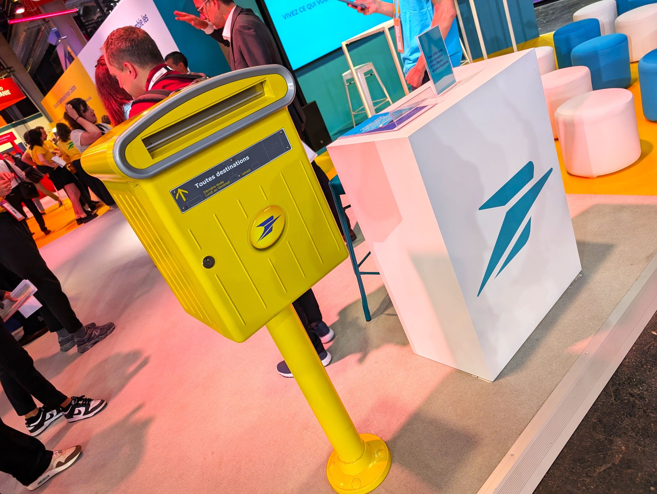 La Poste Mobile ahora puede mirar a los ojos a