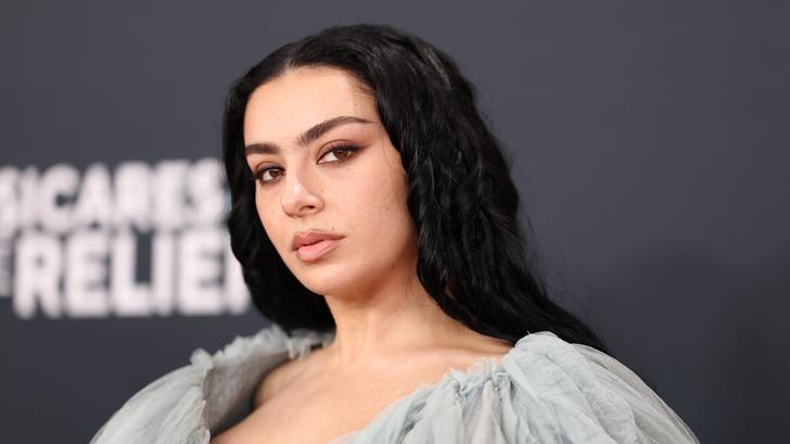 La cantante Charli XCX se casó en Londres con el