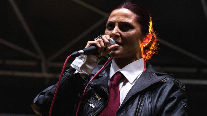 La cantante de Lulu Van Trapp termina su concierto con