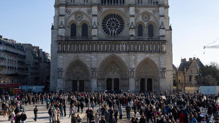 La catedral de Notre-Dame de París en camino de batir