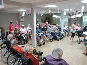 Lafrançaise. Una tarde de canciones en la residencia de ancianos.