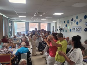 Lamagistère. Comida griega y aniversario en los Lilos Blancos.