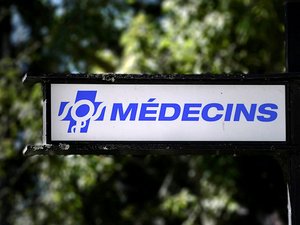 Llegan durante una consulta y agreden a un médico; el