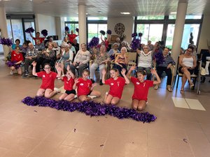 Majorettes en Castelnaudary: espectáculo emotivo y pompones compartidos en el