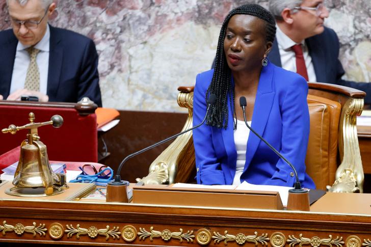 Nadège Abomangoli, vicepresidenta de la Asamblea, objetivo a su vez