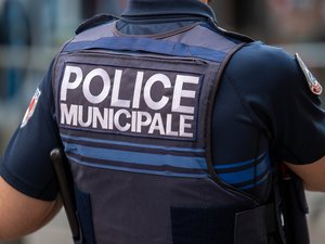 Ningún coche pasa, el tránsito de peatones controlado... Para alejar