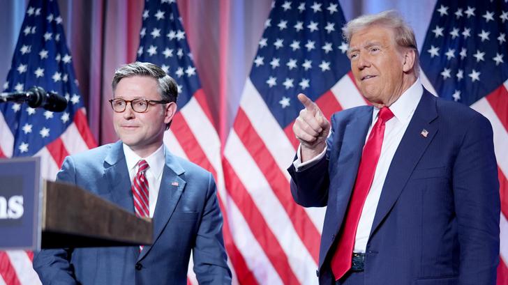 Para ayudar a Trump, el «speaker» Mike Johnson bloqueó una