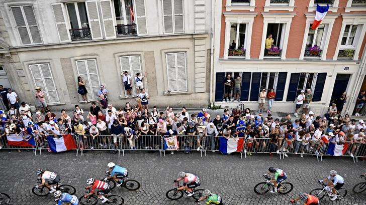 Para la etapa inédita en Montmartre, algunos espectadores llegaron muy