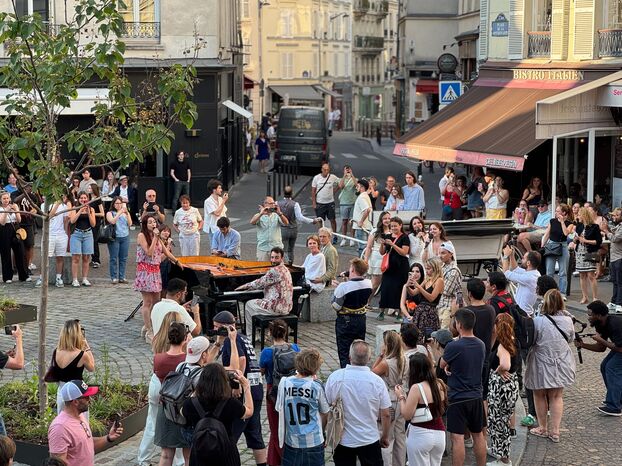 París: Julien Cohen, pianista estrella de las redes sociales, transforma