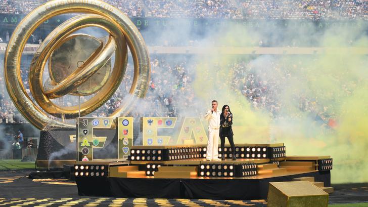 Robbie Williams interpreta con Laura Pausini el nuevo himno de