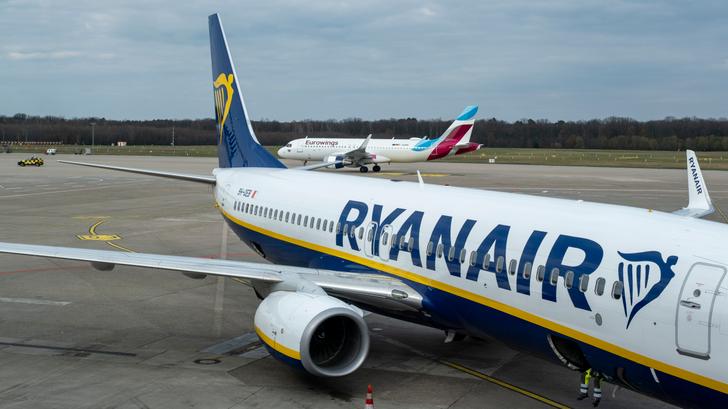 La compagnie Ryanair a annoncé réduire le nombre de vols en France pour dénoncer la taxe aérienne.