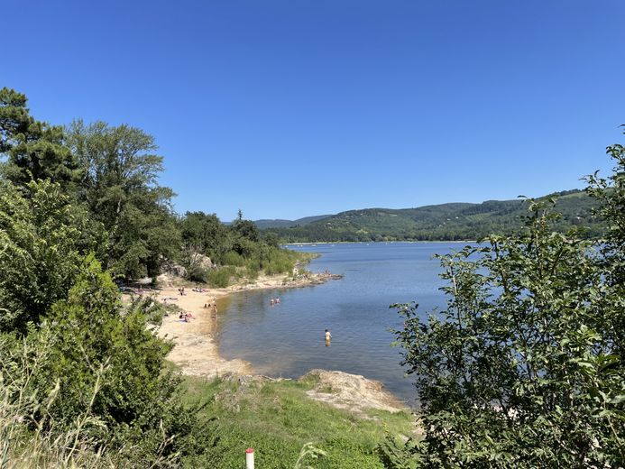 Saint-Ferréol: playa, paddle y jardines ocultos para escapar de la