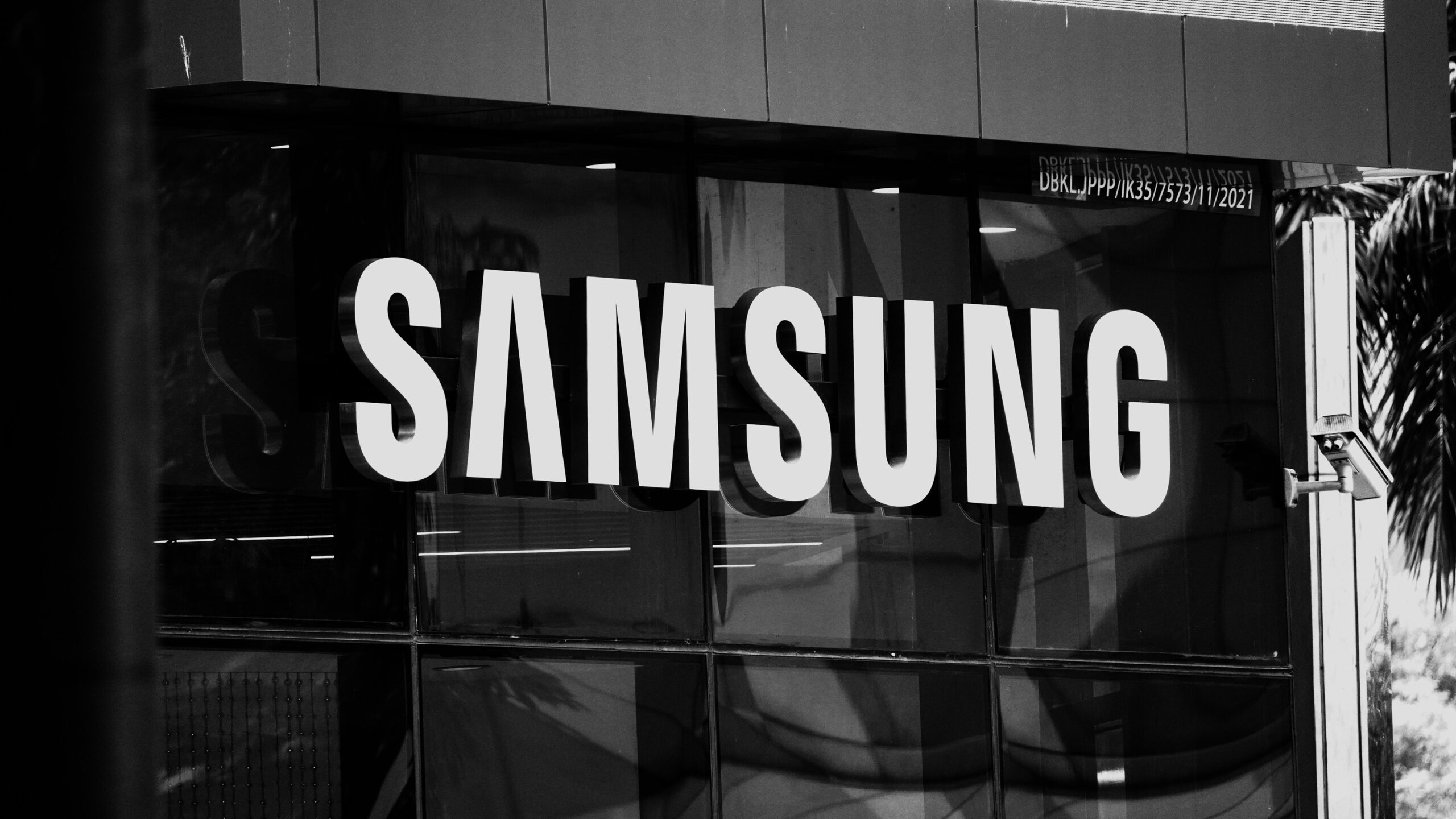 Samsung lo confirma: el smartphone de tres pantallas saldrá este