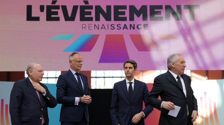 Gabriel Attal, Francois Bayrou, Edouard Philippe y Hervé Marseille en el meeting de Renaissance el 6 de abril de 2025.
