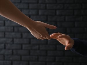 Suicidio: estas 10 ideas erróneas que hacen mucho daño.