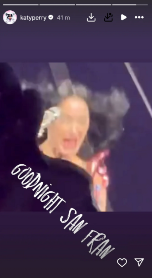 Suspendida a varios metros de altura, Katy Perry roza el