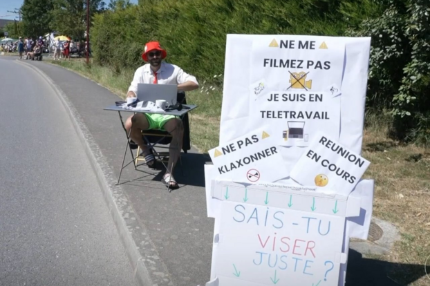 Espectador creativo simulando una reunión de trabajo al borde de la carretera.