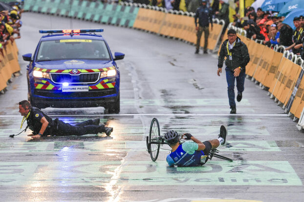 Tour de Francia: la increíble foto de un policía deteniendo