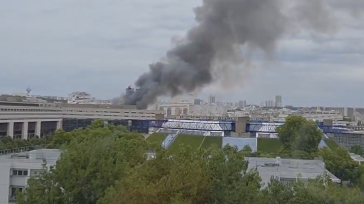 Un violento incendio cerca de Bercy en París daña un