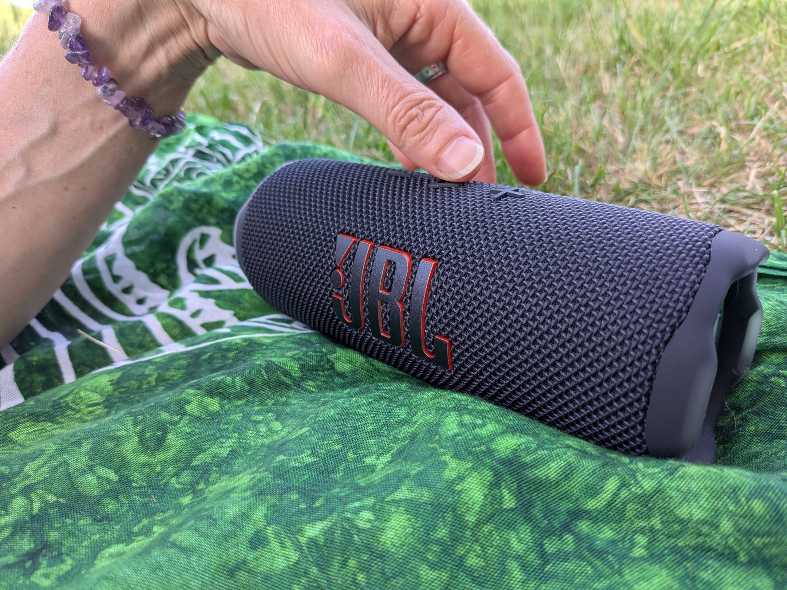 Una bocina Bluetooth compacta que viaja bien.