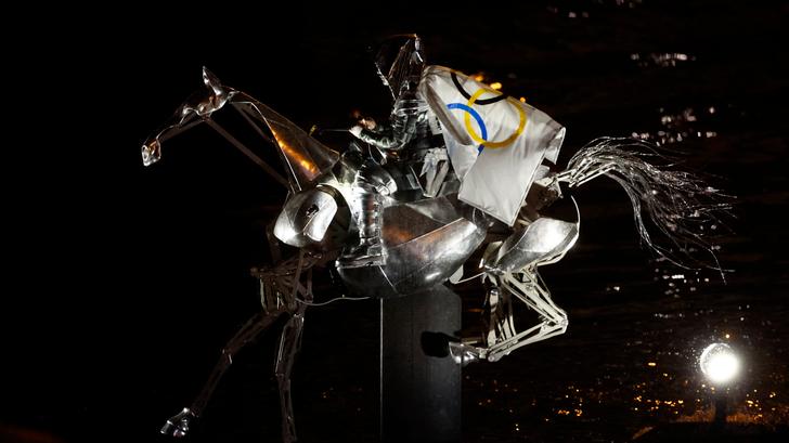 Zeus, el caballo metálico, durante la ceremonia de apertura.