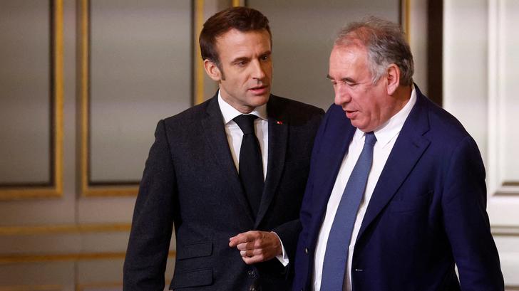 ¿Cómo intenta Emmanuel Macron influir en el presupuesto de François