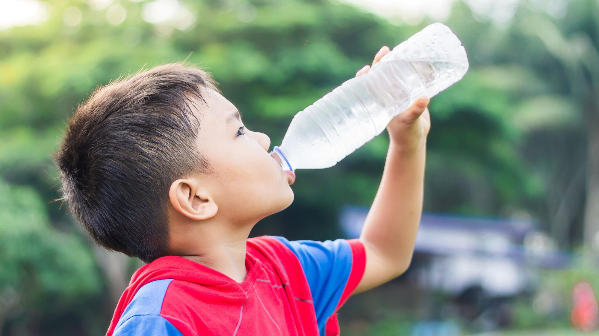 ¿Las aguas embotelladas tienen realmente sabores diferentes? Un experto nos