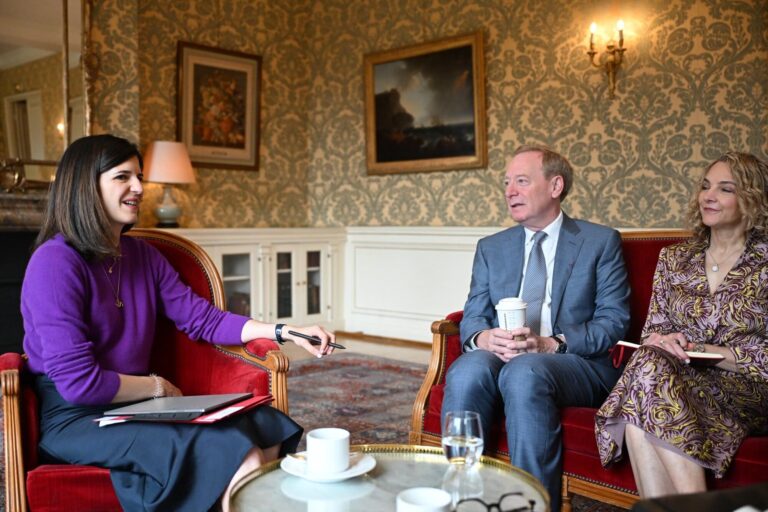 ¿Por qué Brad Smith de Microsoft, con un vaso de
