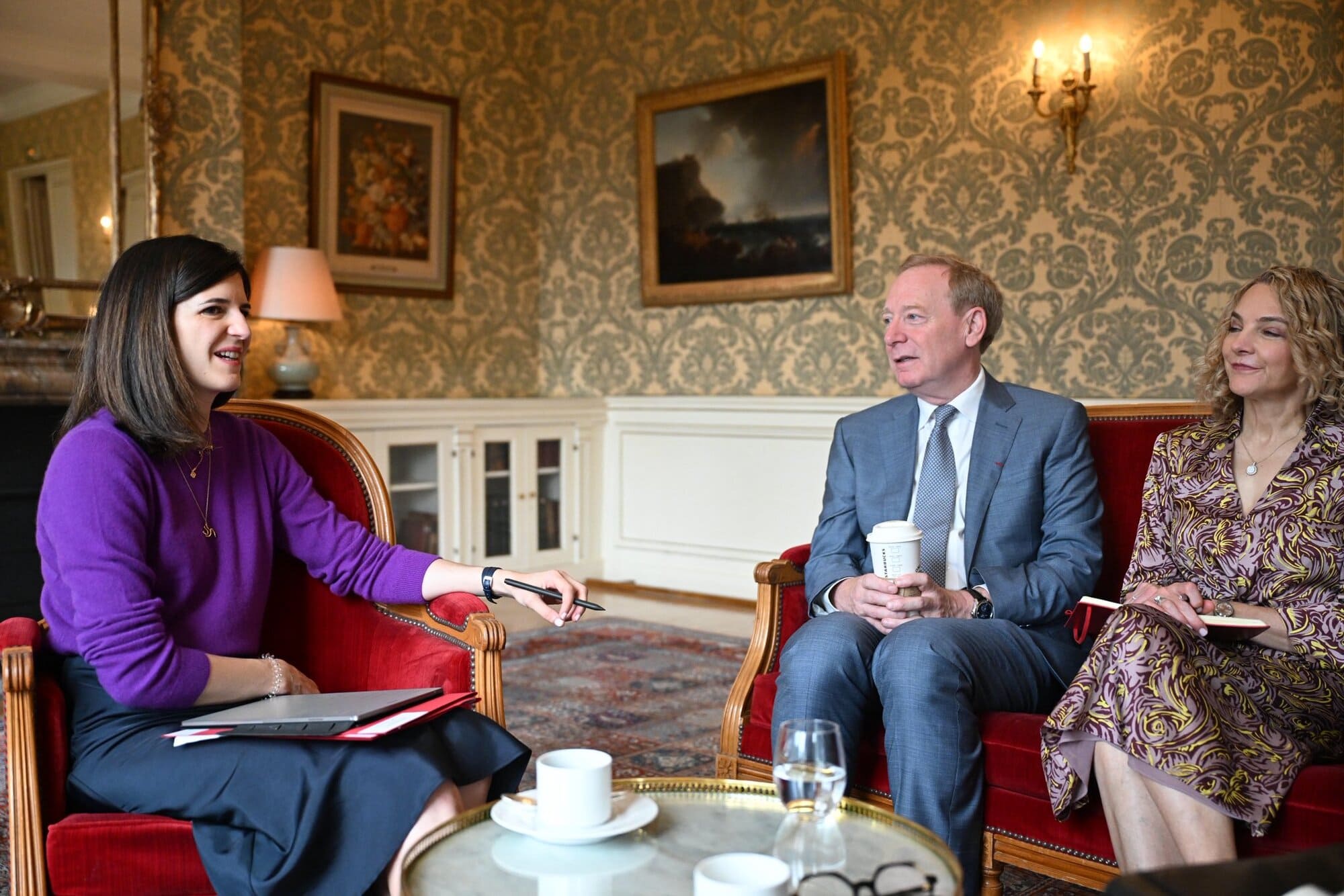 ¿Por qué Brad Smith de Microsoft, con un vaso de