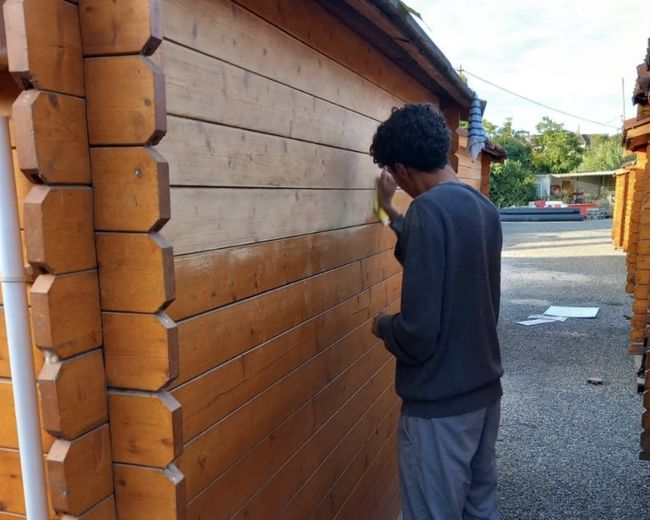 La semana pasada, los jóvenes estaban encargados de repintar estos chalets municipales.