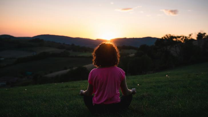 Yoga, tai-chi, caminata… Si sufres de insomnio, aquí están las