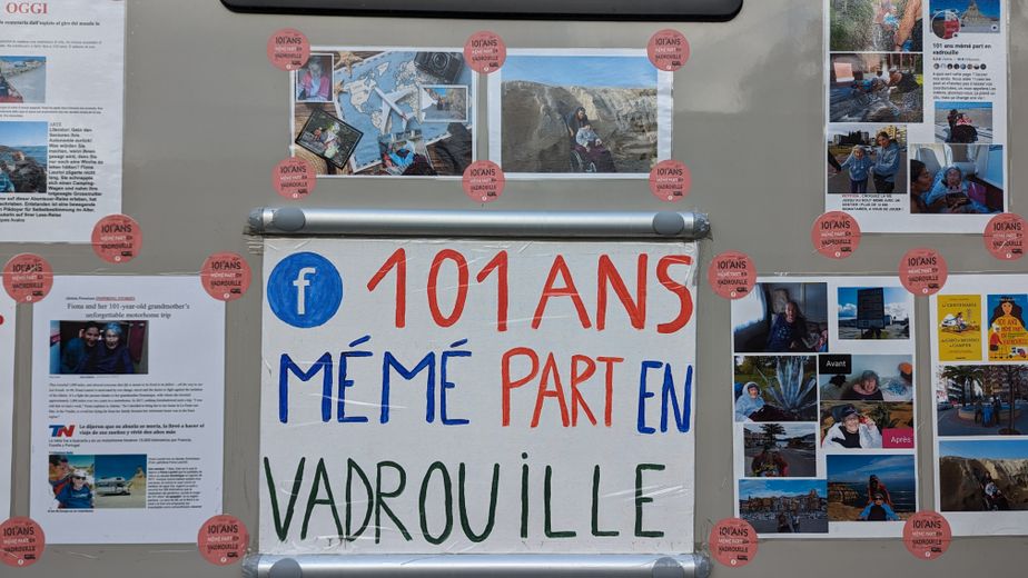Fiona Lauriol, de 43 años, viaja por Francia con sus padres a bordo de un vehículo adornado con un cartel que se ha vuelto famoso.